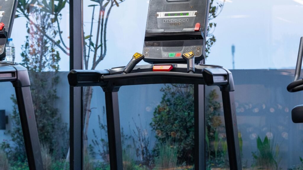 bėgimo takelis juodas